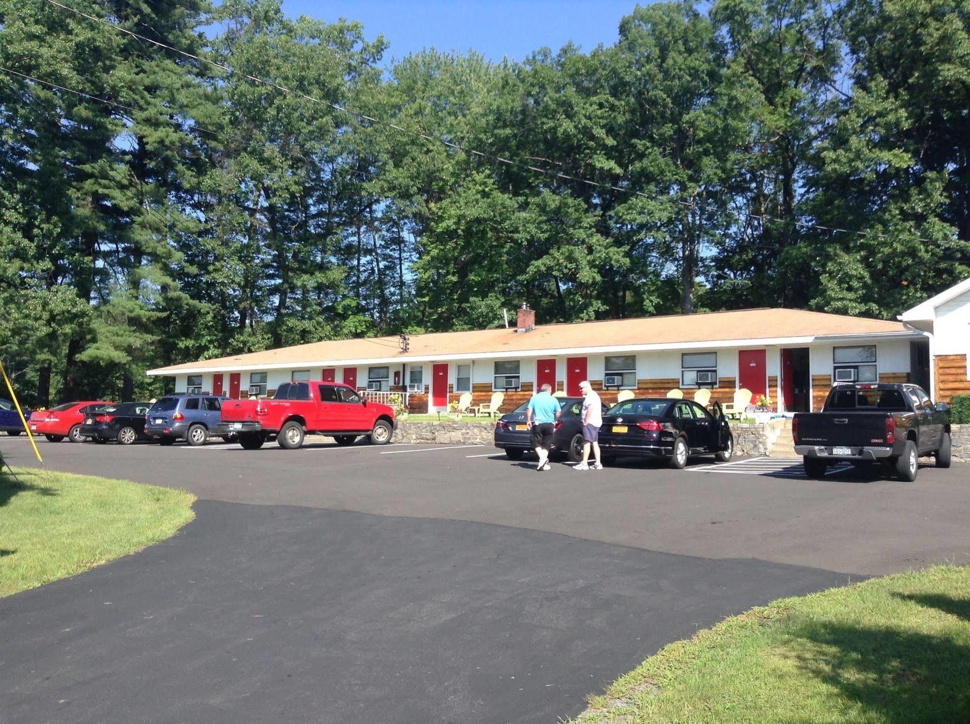 Robin Hood Motel Saratoga Springs Bagian luar foto